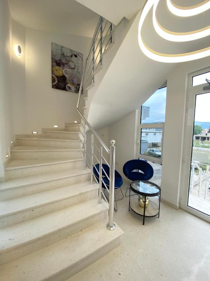 Apartmens Xhenis Lux 울친 외부 사진