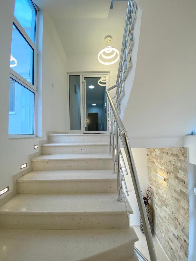 Apartmens Xhenis Lux 울친 외부 사진