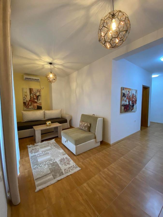 Apartmens Xhenis Lux 울친 외부 사진