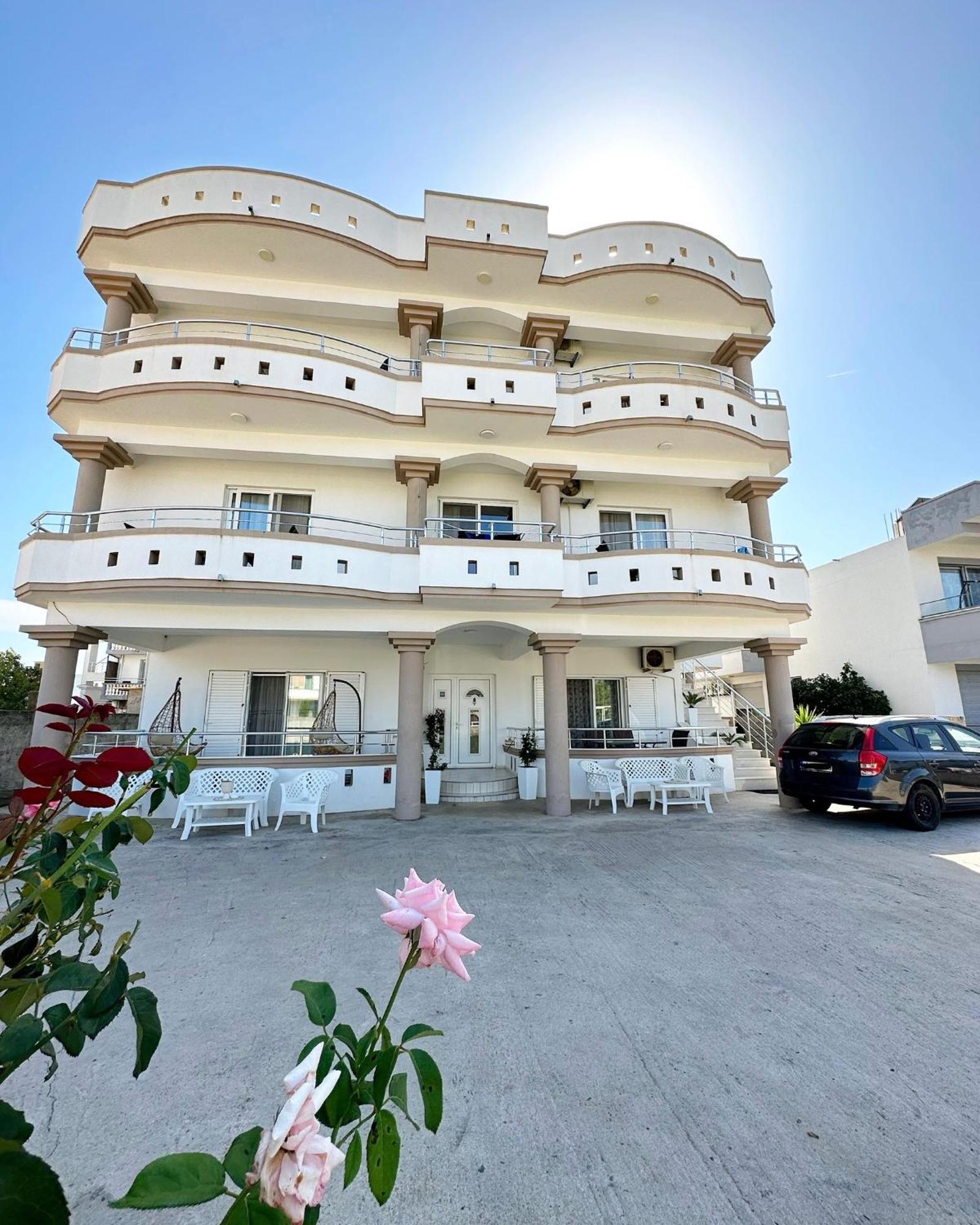 Apartmens Xhenis Lux 울친 외부 사진