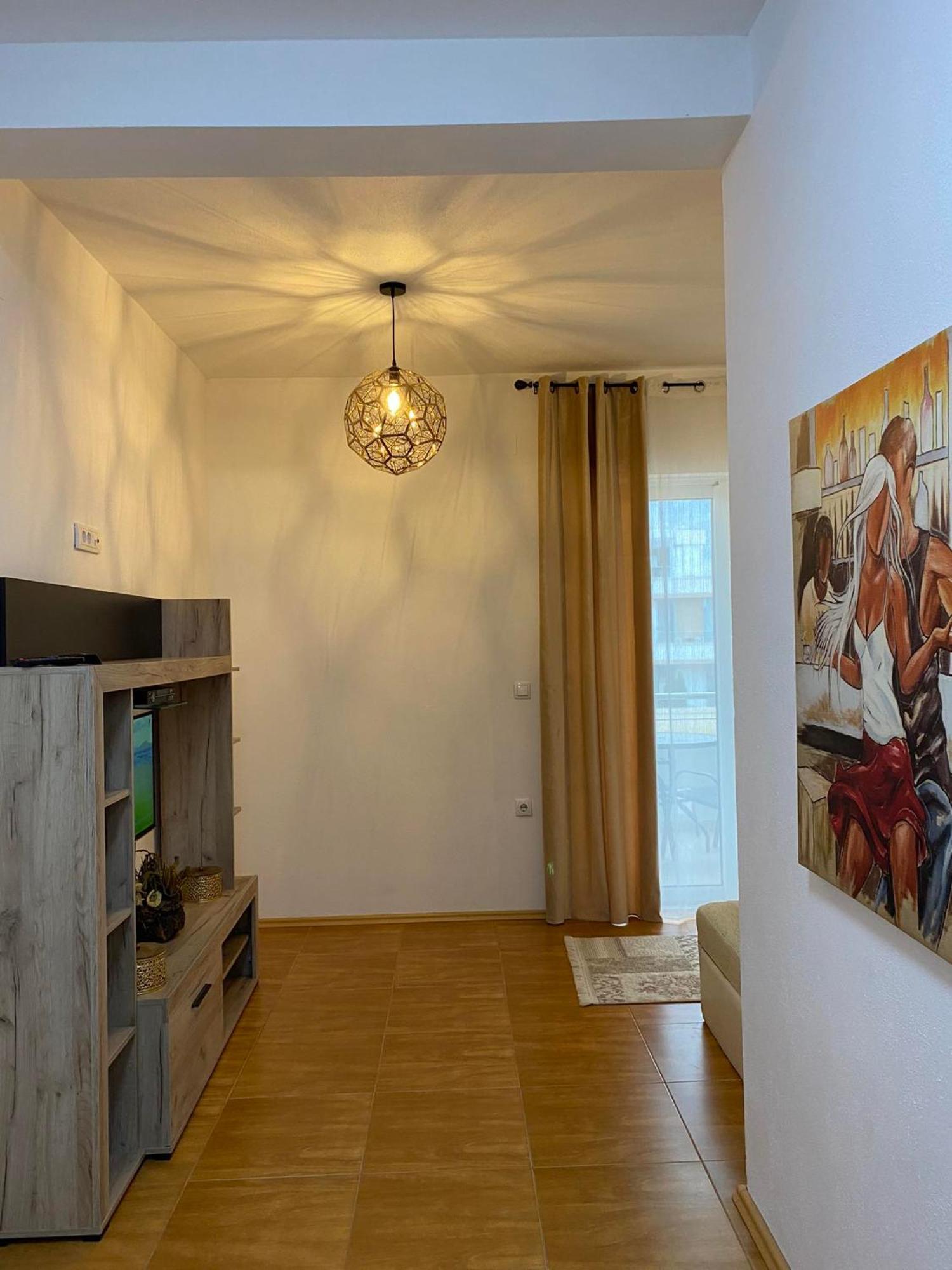 Apartmens Xhenis Lux 울친 외부 사진