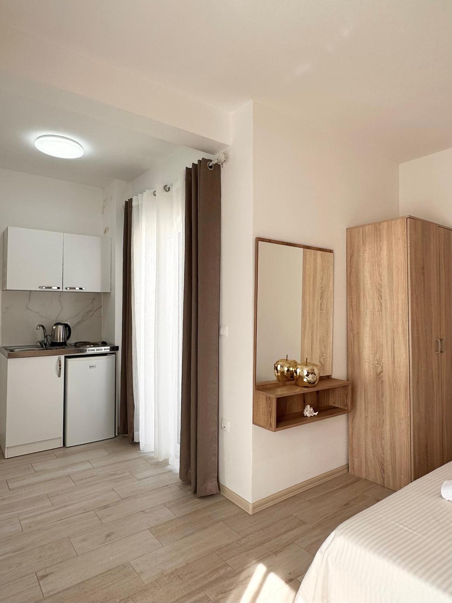 Apartmens Xhenis Lux 울친 외부 사진