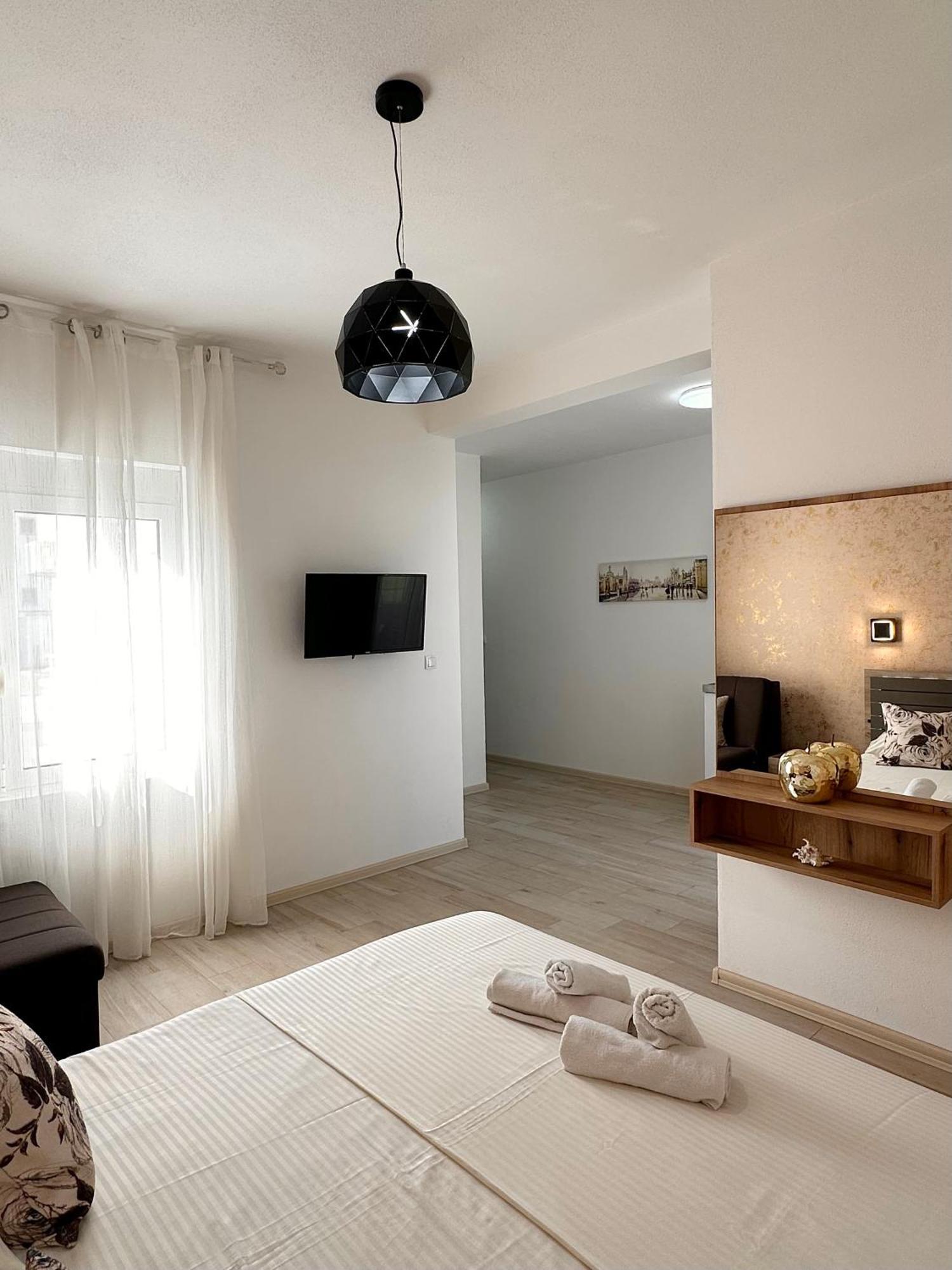 Apartmens Xhenis Lux 울친 외부 사진