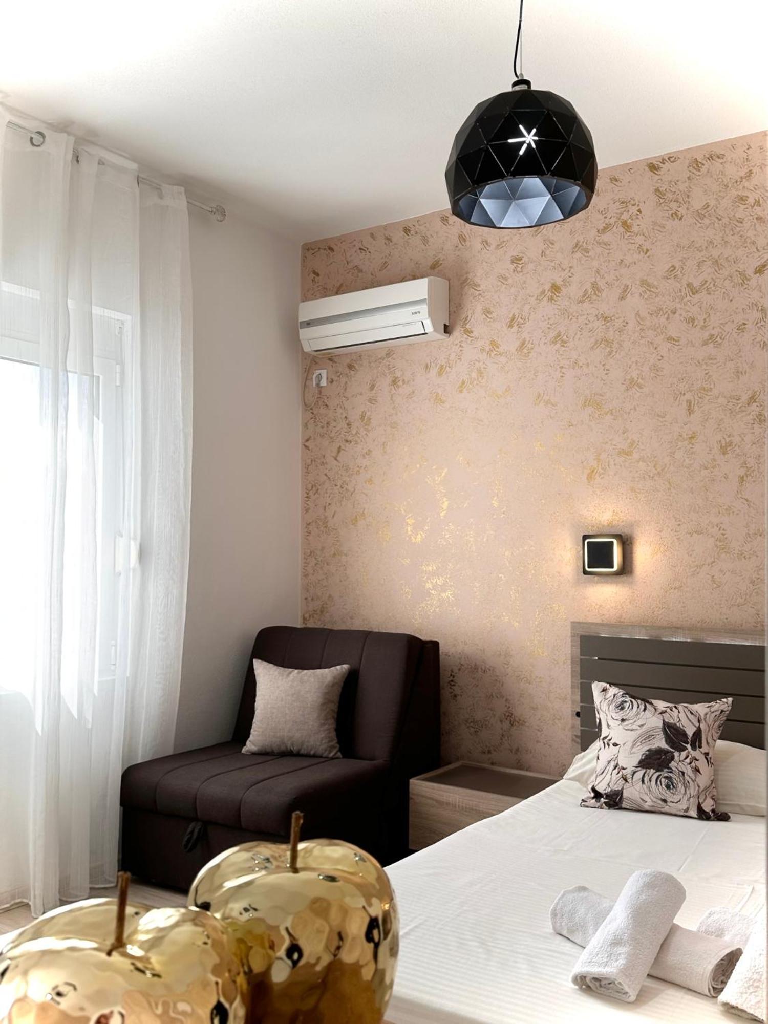 Apartmens Xhenis Lux 울친 외부 사진