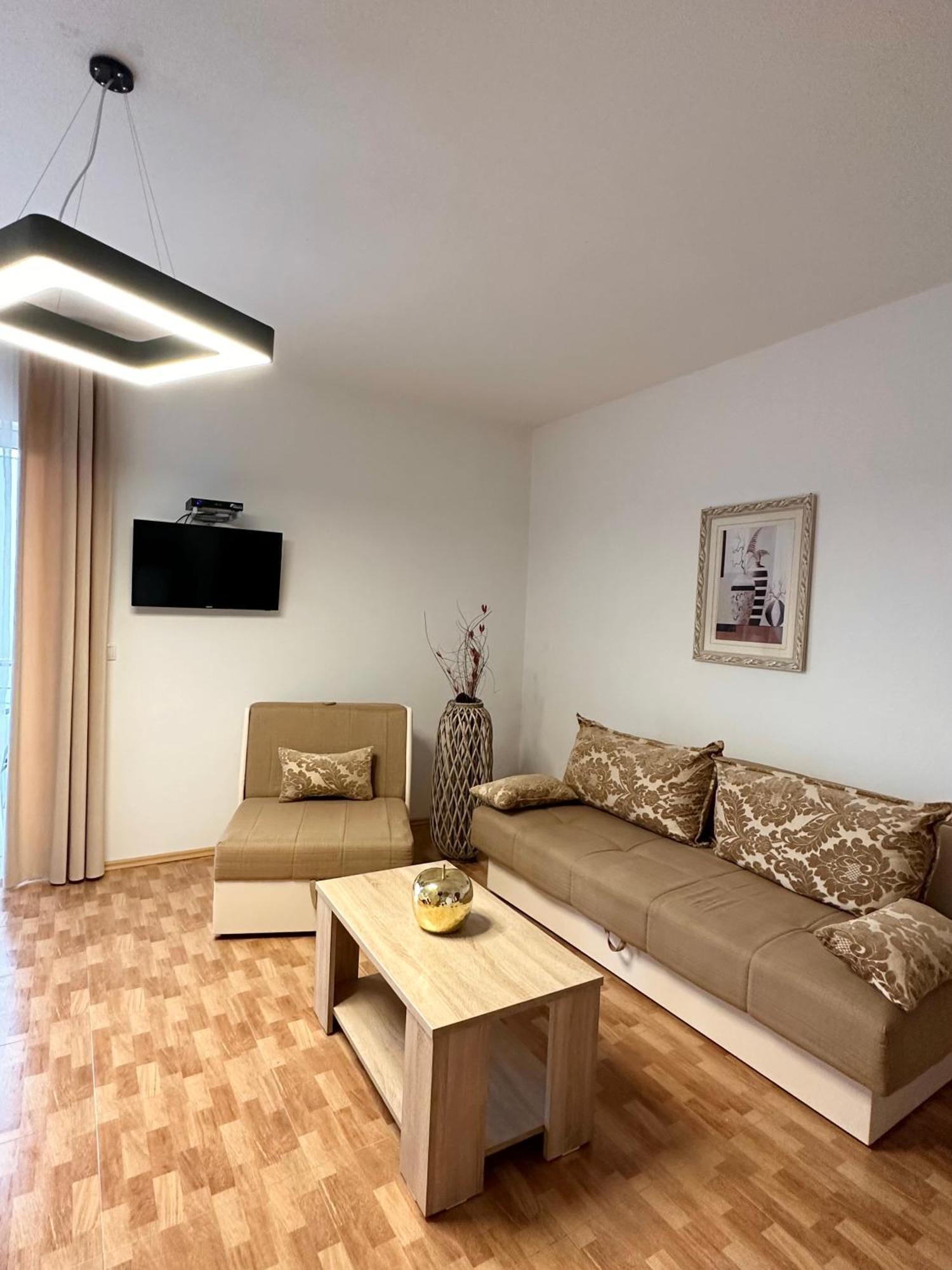 Apartmens Xhenis Lux 울친 외부 사진