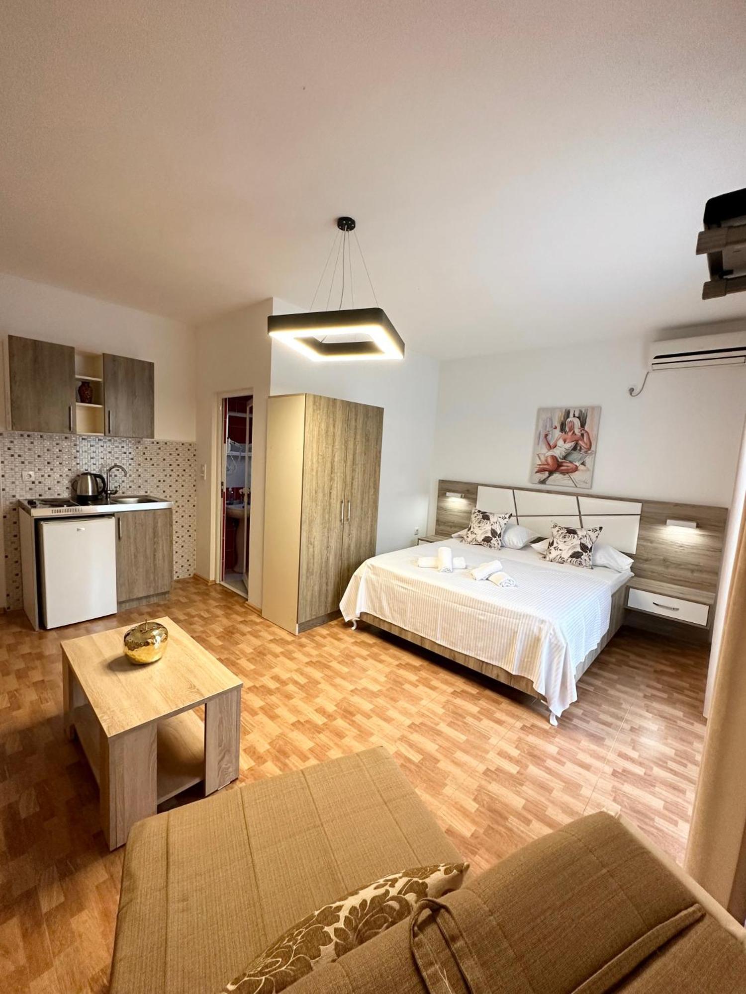 Apartmens Xhenis Lux 울친 외부 사진