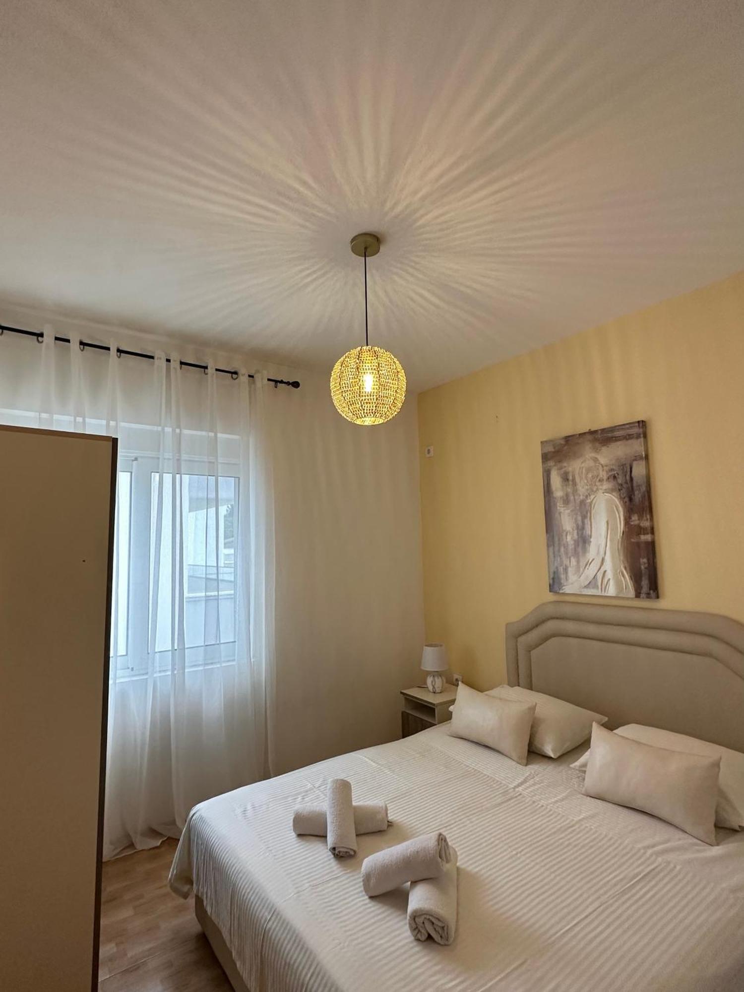 Apartmens Xhenis Lux 울친 외부 사진
