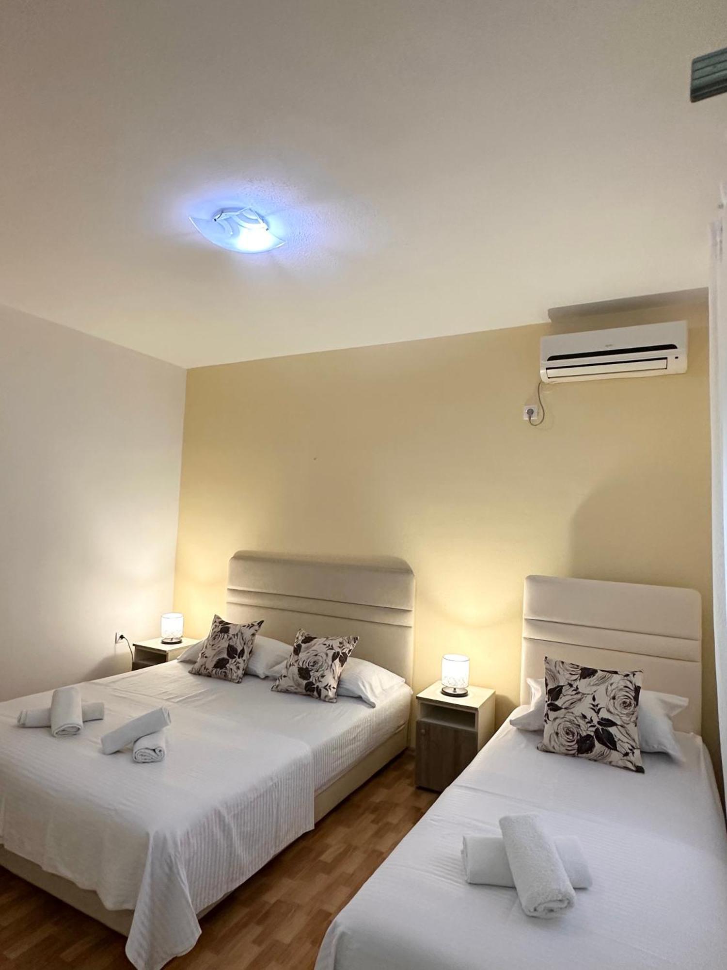 Apartmens Xhenis Lux 울친 외부 사진