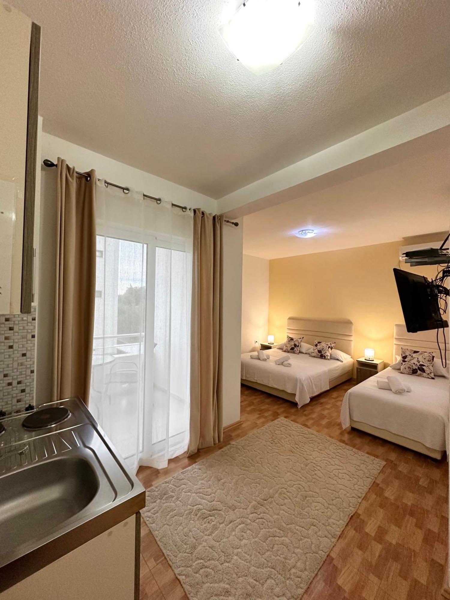 Apartmens Xhenis Lux 울친 외부 사진
