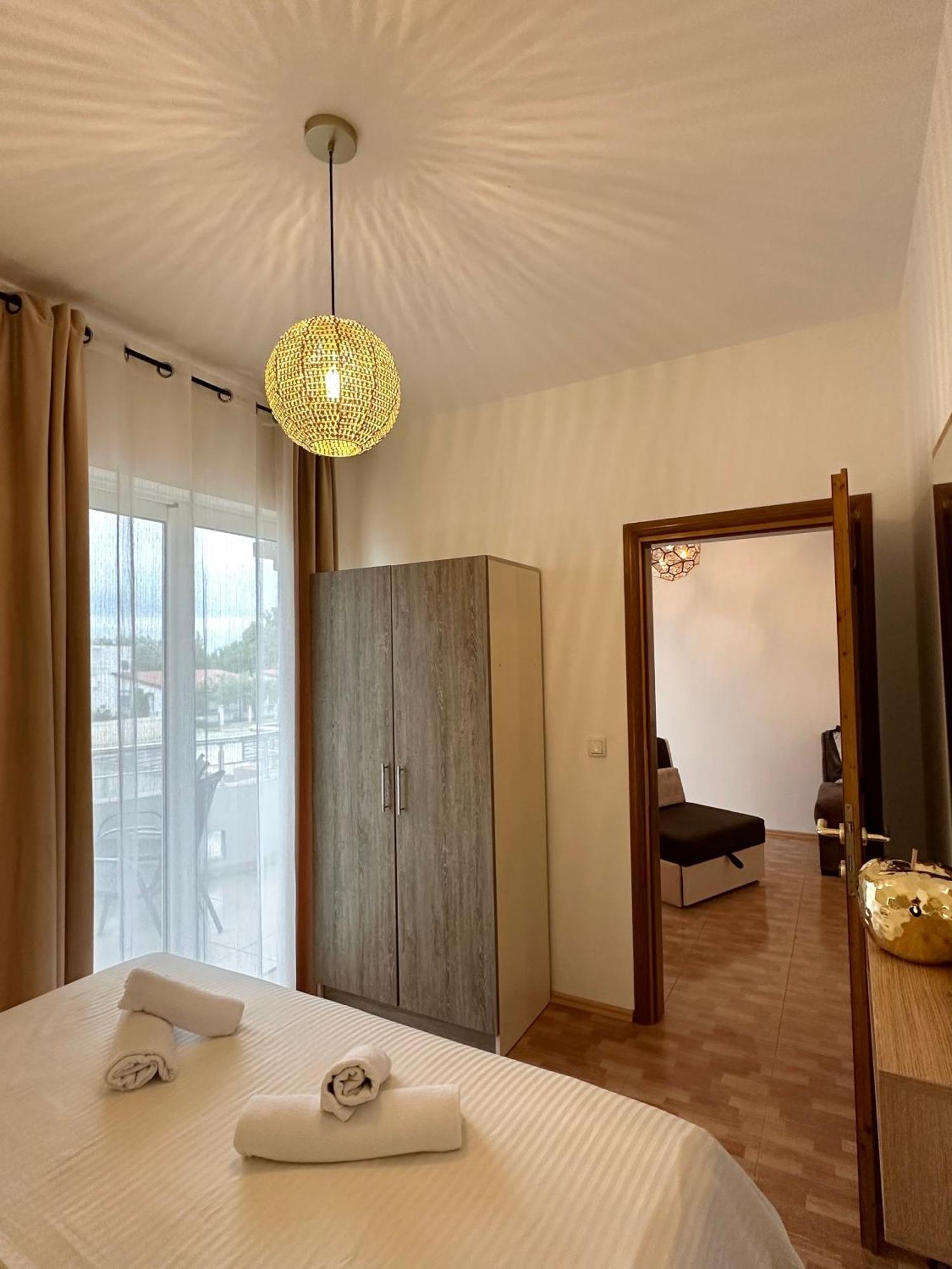 Apartmens Xhenis Lux 울친 외부 사진