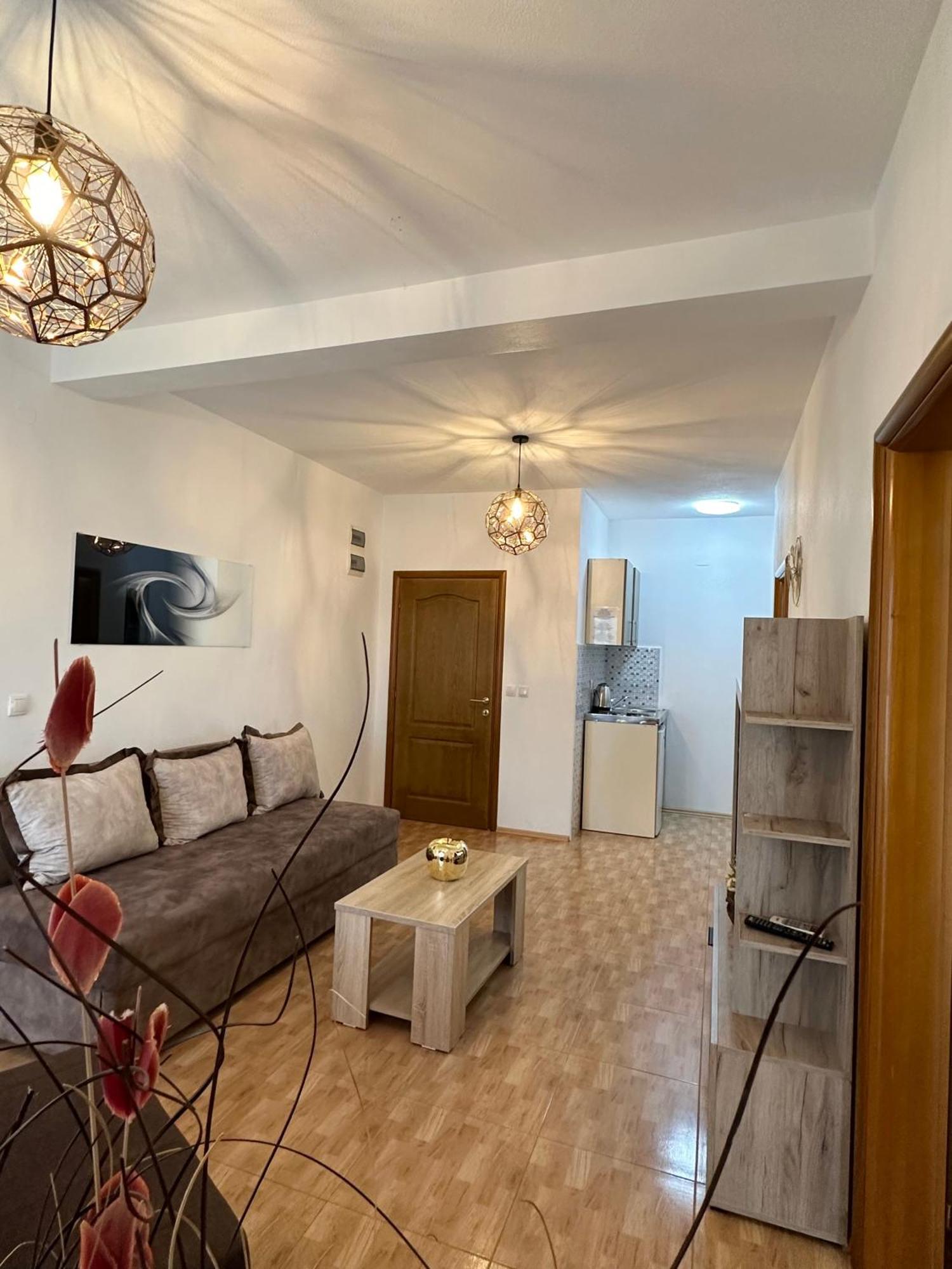 Apartmens Xhenis Lux 울친 외부 사진