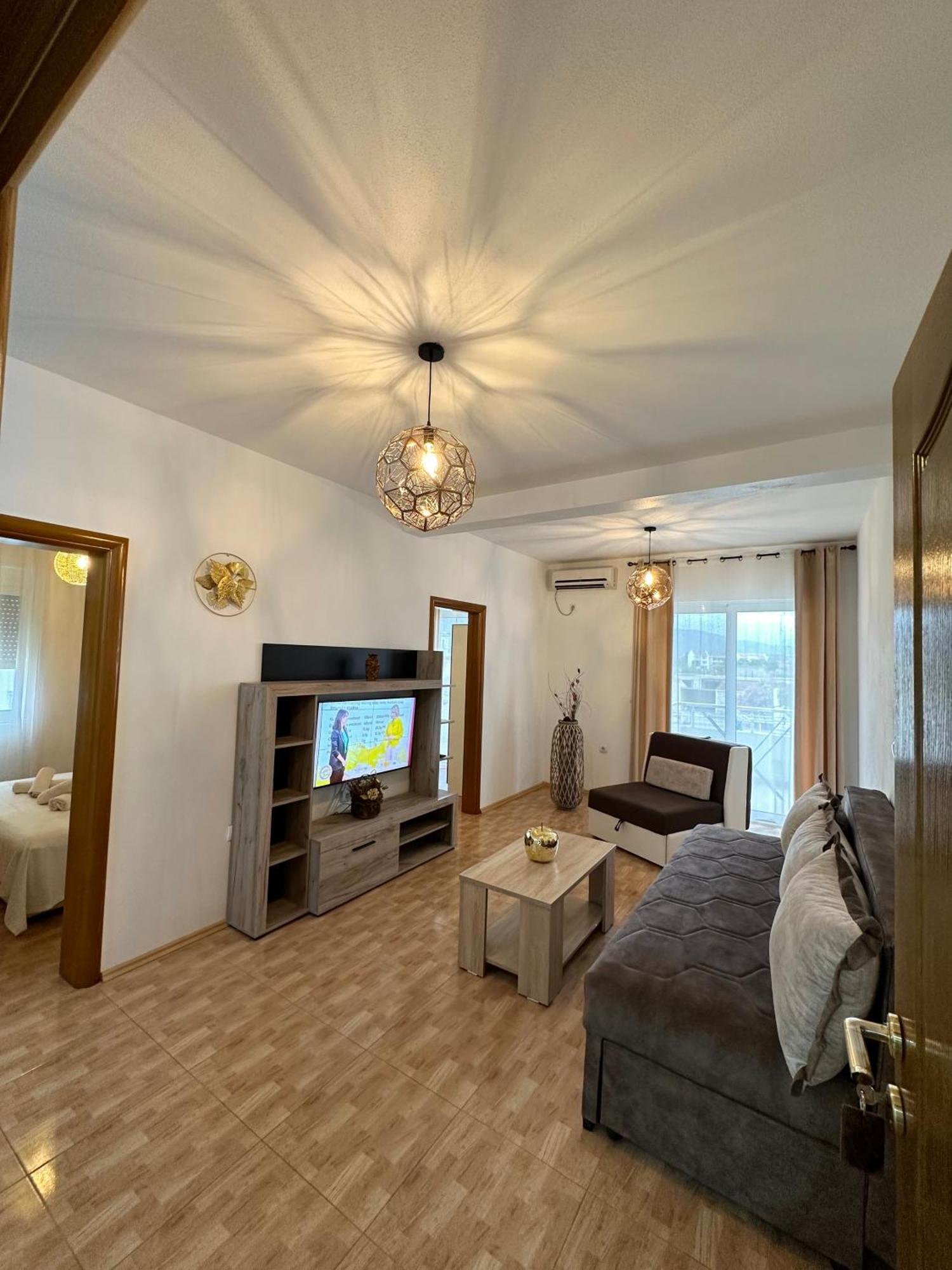 Apartmens Xhenis Lux 울친 외부 사진