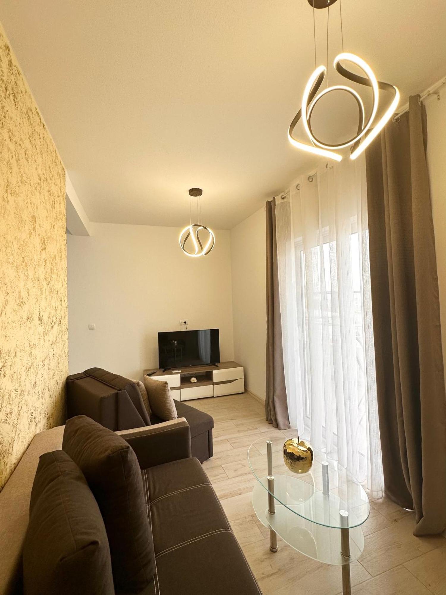 Apartmens Xhenis Lux 울친 외부 사진