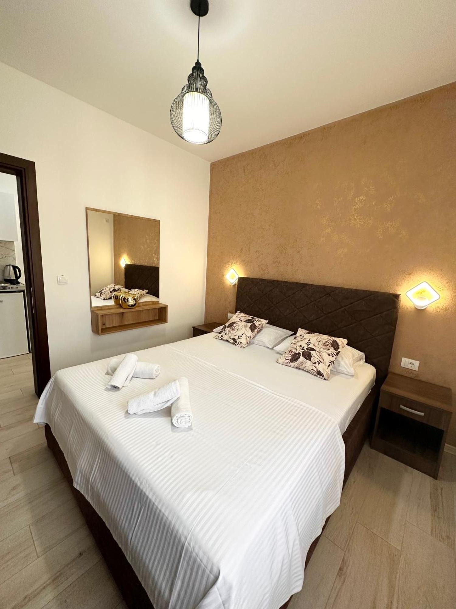 Apartmens Xhenis Lux 울친 외부 사진
