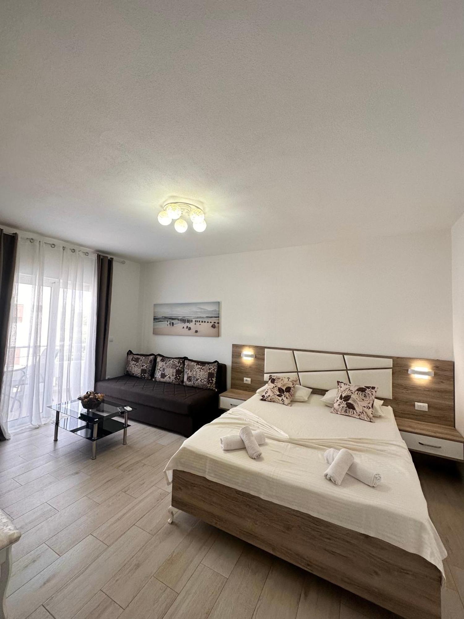 Apartmens Xhenis Lux 울친 외부 사진